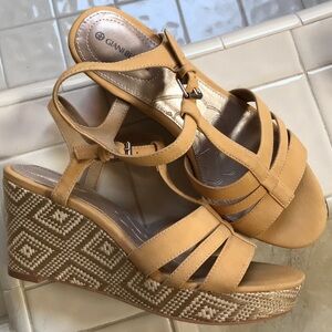 Giani Bernini neutral pale yellow T-strap sandals